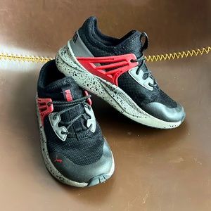 Puma sneaker black & red little kid size 11